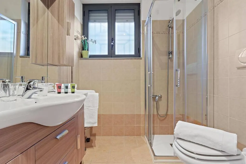 Milano-M1 Rock House Apartment 0*, Milan Italy