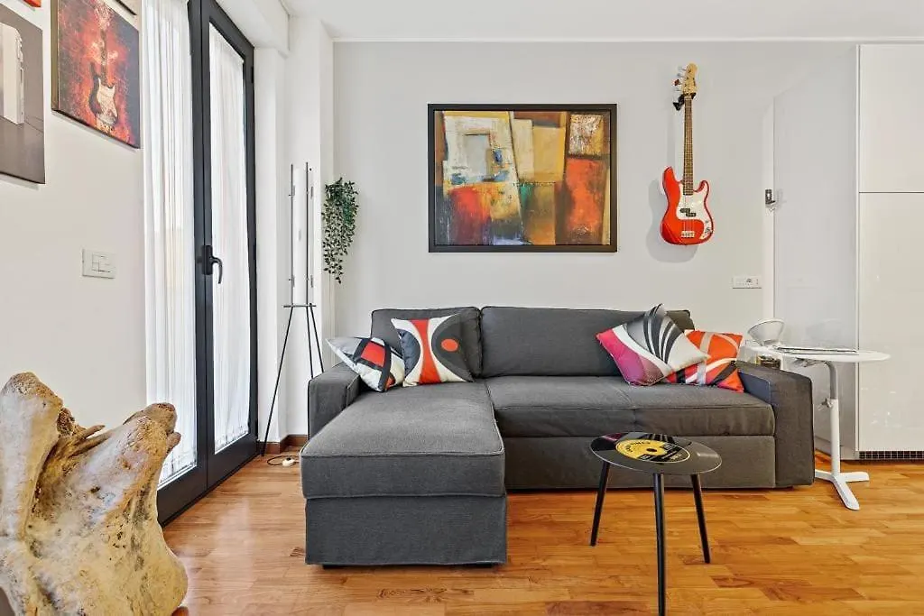 Milano-M1 Rock House Apartment 0*, Milan Italy